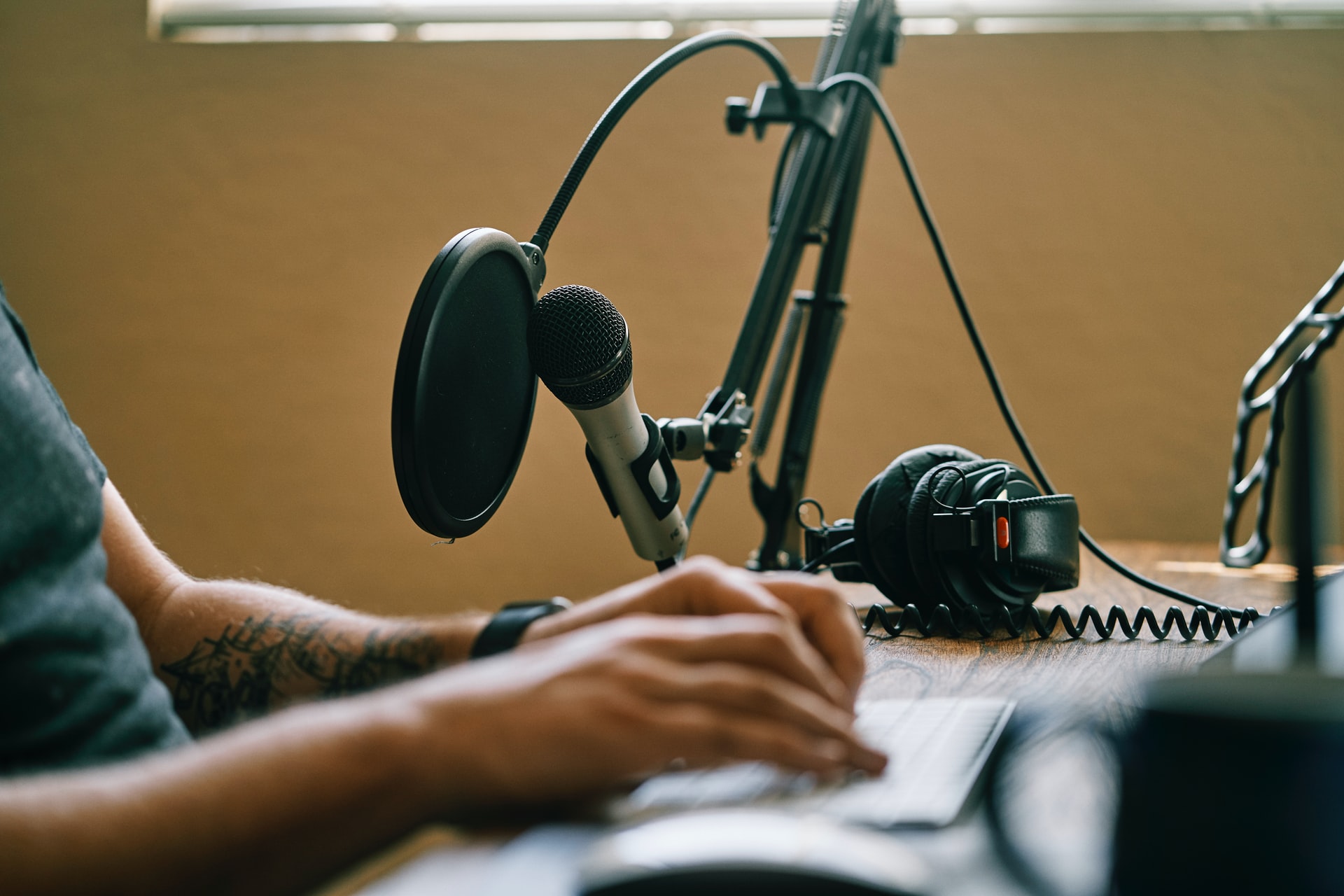 Podcast SEO: How to Rank Your Podcast in Search Engines (2022)